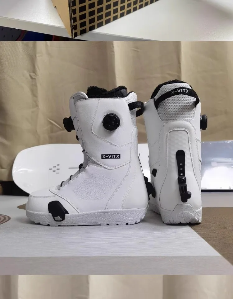 Marche sur les fixations et les bottes de snowboard