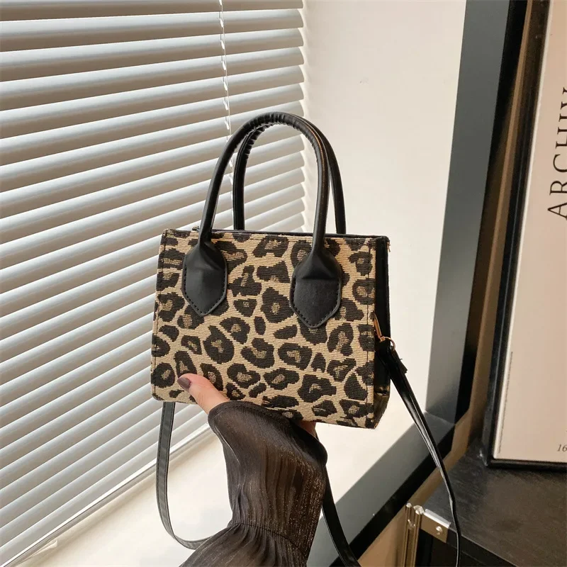 Bolso bonito con estampado de fresa de gran capacidad, bolso cuadrado pequeño cruzado de un solo hombro de terciopelo con textura premium