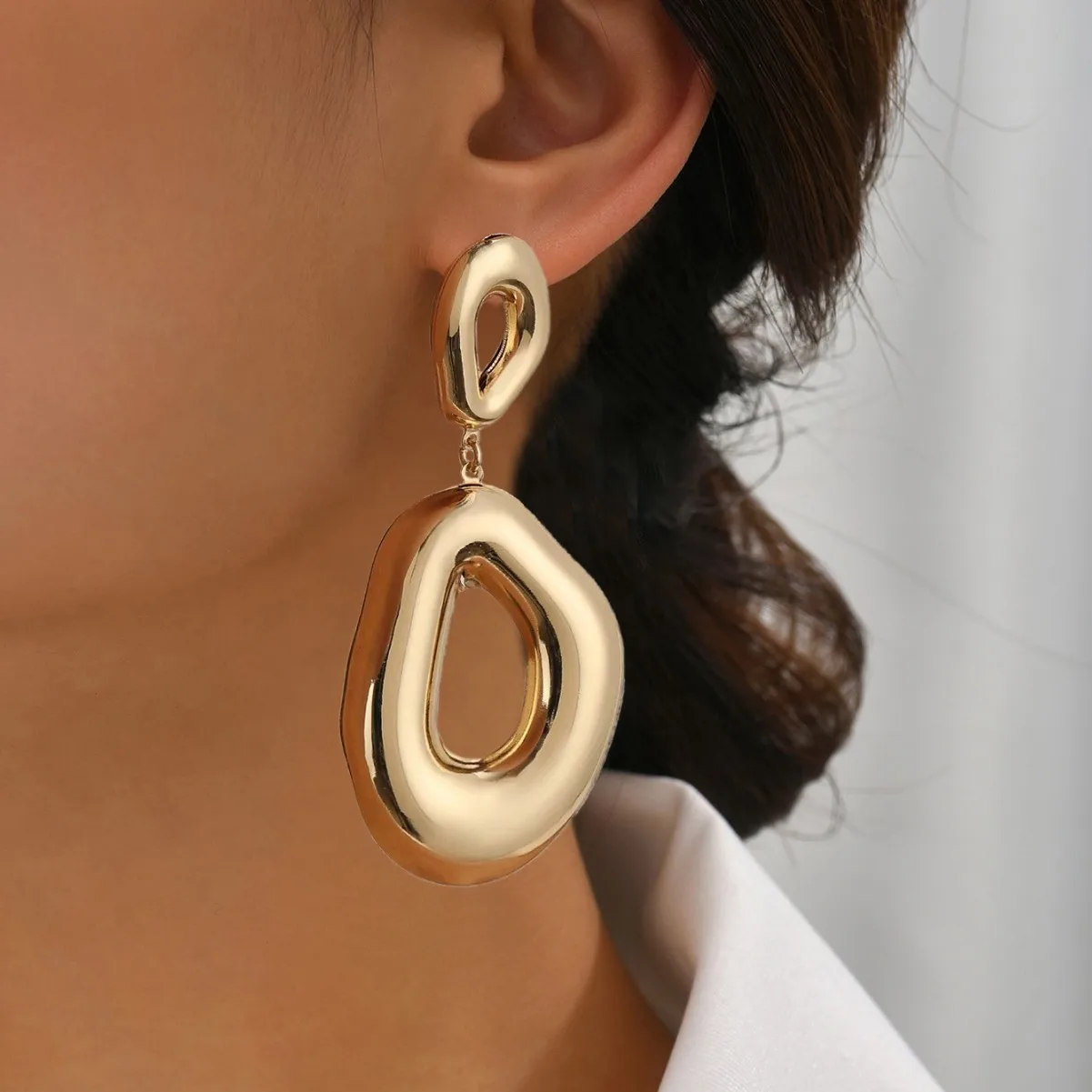 

Simple exaggerated geometric earrings, irregular hollow round drop earrings, elegant French style ear jewelry for women