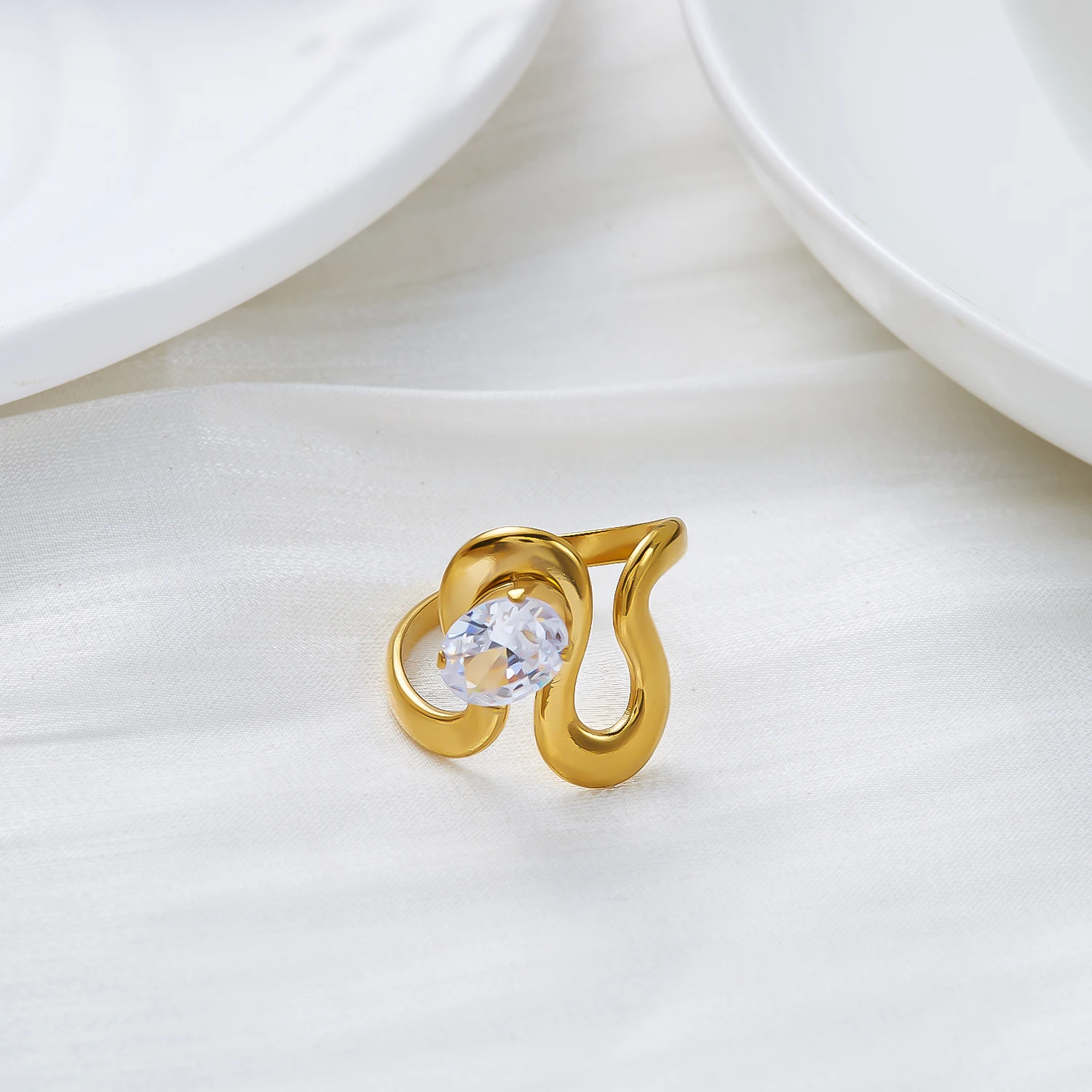 Einzigartiger Herzförmiger Zirkonia-Ring für Damen und Herren Edelstahl Goldfarben Hohler Blumen-Fingerring Wasserdichter Schmuck Geschenke – Detail 6