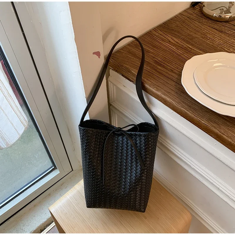 Unterarm-Umhängetasche aus Rattangeflecht, einfarbig, große Kapazität, Damen-Eimer-Einkaufstasche, Sommer-Strand-Reise-Handtasche, Einkaufskorb – Detail 16