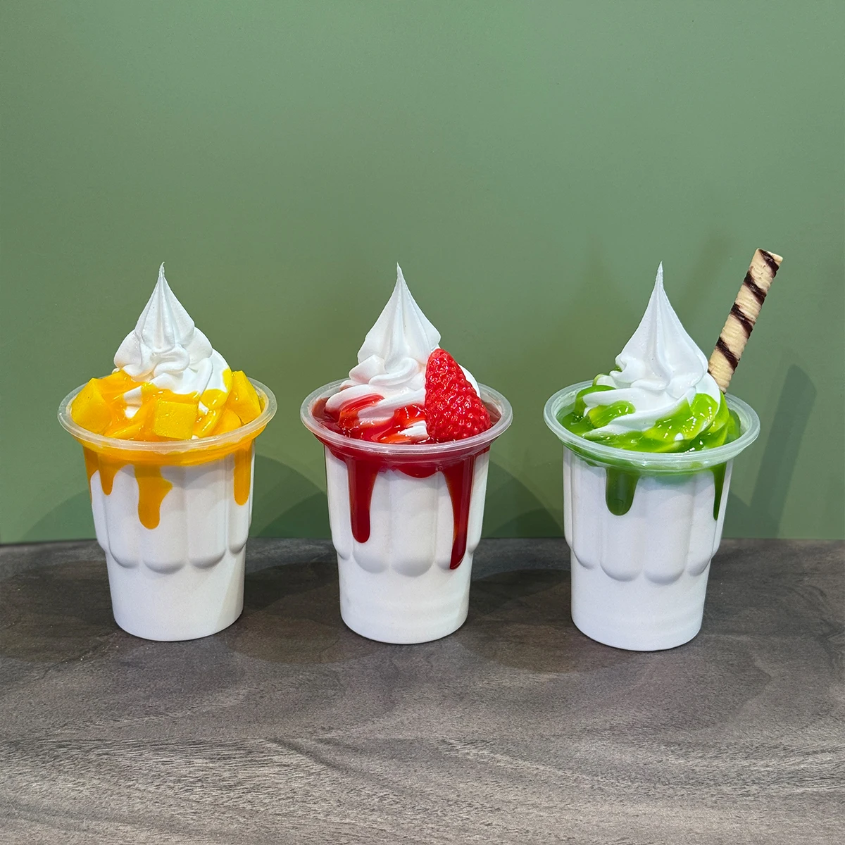 Neues handgefertigtes Set aus künstlichen Eiscreme-Sundaes (Vanille, Schokolade, Erdbeere) als dekorative Fotorequisiten – Design für künstliche Milchshakes und Eiscreme – Detail 4