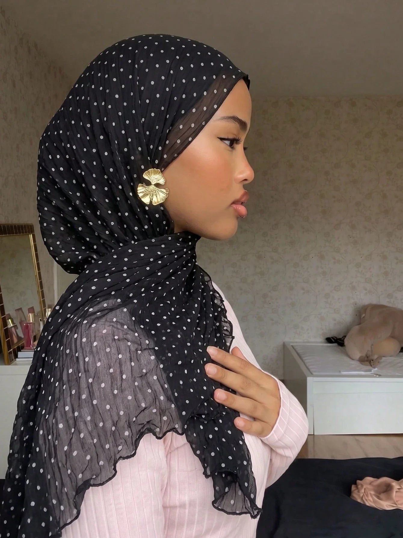 Polka Dot White Black Muslim Hijab Crinkle Sheer Fabric Wave Edge Long Shawl Crinkle Soft Breathable Women Islamic Head Wrap