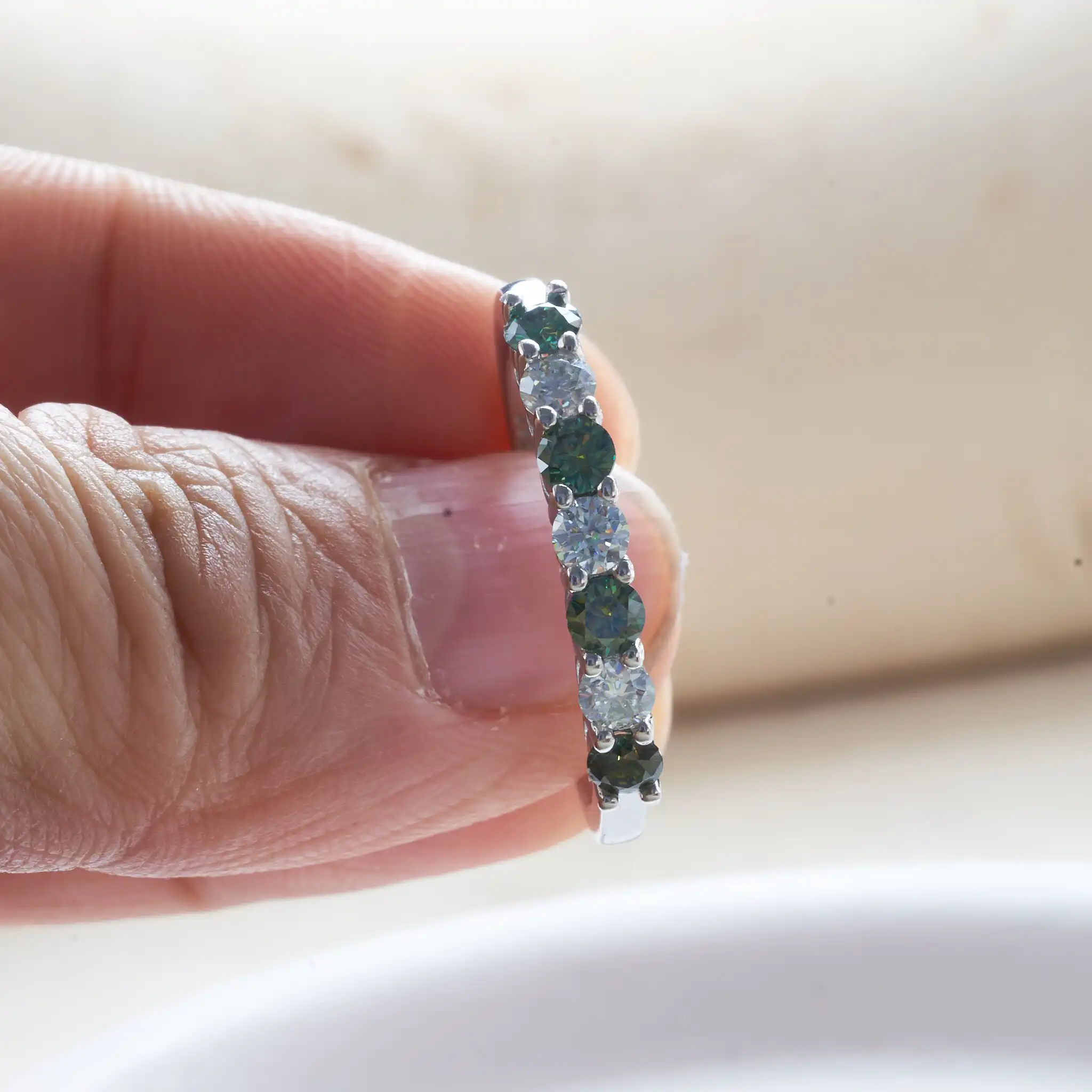 100 % grüner Moissanit Ehering Sterling Silber Eheringe VVS1 Diamant Halbe Ewigkeit stapelbarer Ring für Frauen – Detail 5