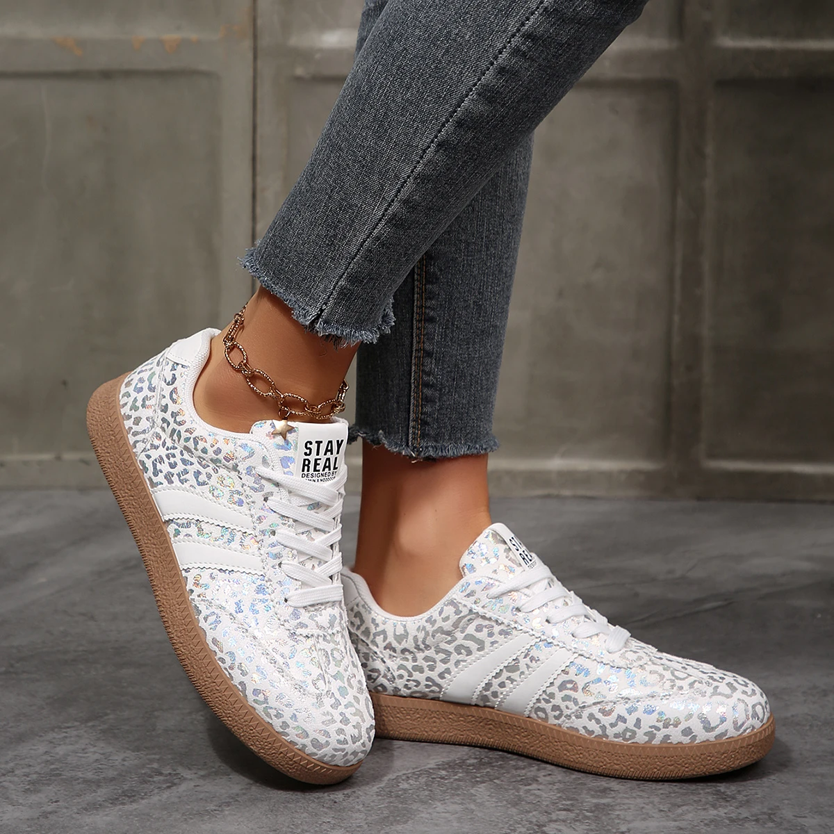 2026 Herbst Damenmode Wildleder-Sneaker mit Doppelschnallen-Metalldetails Leichte Atmungsaktive Bequeme Freizeitschuhe – Detail 5
