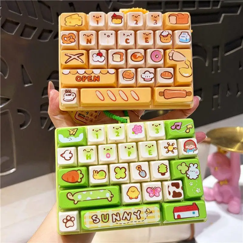 Heißer Anime 26-Tasten-Tastatur-Schlüsselanhänger Stressabbau-Fidget-Spielzeug Tastaturknopf Finger-Clicker Rucksack-Anhänger Weihnachtsgeschenk 1 Stück – Detail 7
