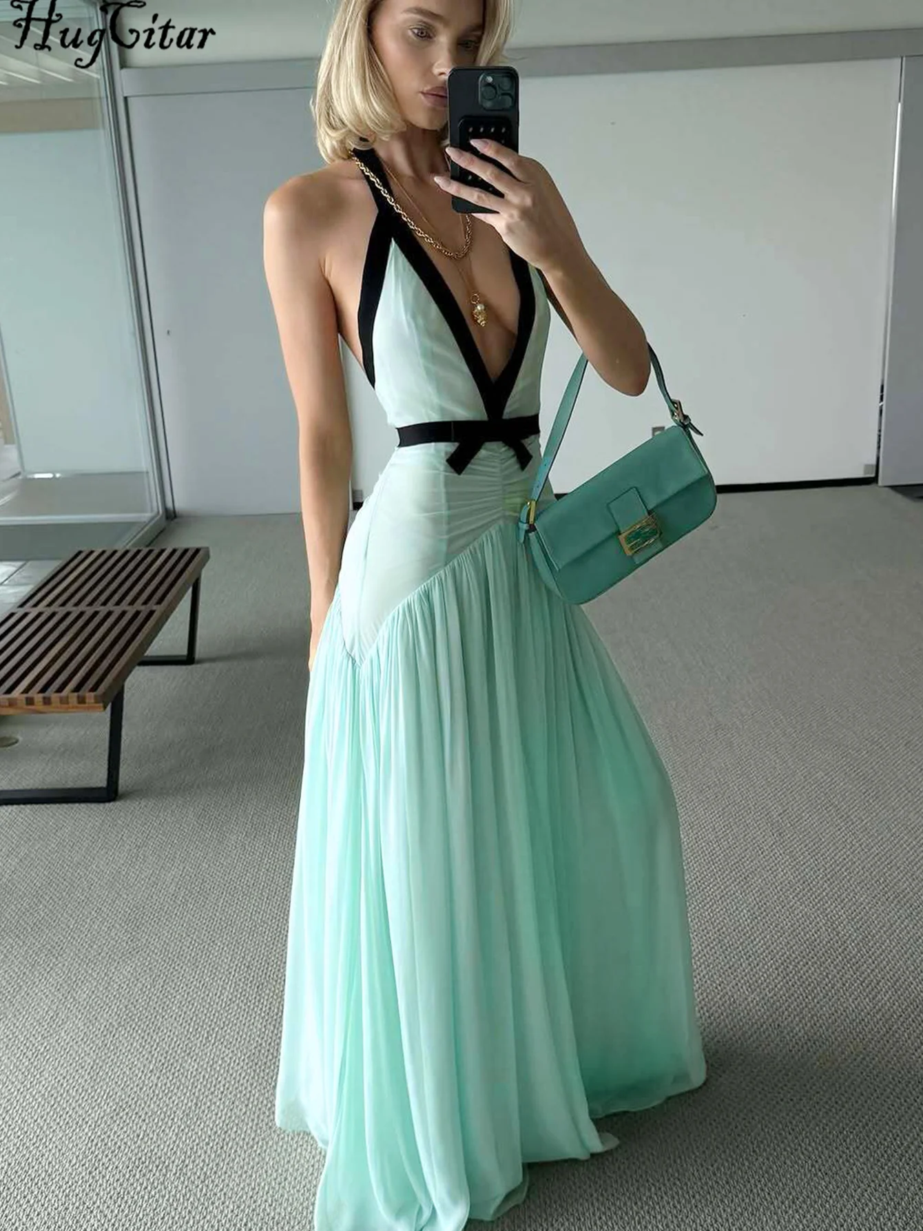 เดรสยาวทรงพลีทแบบผูกคอ คอวี ผ้าตาข่ายโปร่งแสง สีเดียวกันด้านหลัง โชว์หลัง เซ็กซี่ แฟชั่นสำหรับผู้หญิง เหมาะสำหรับใส่ไปเที่ยวทะเล ปาร์ตี้