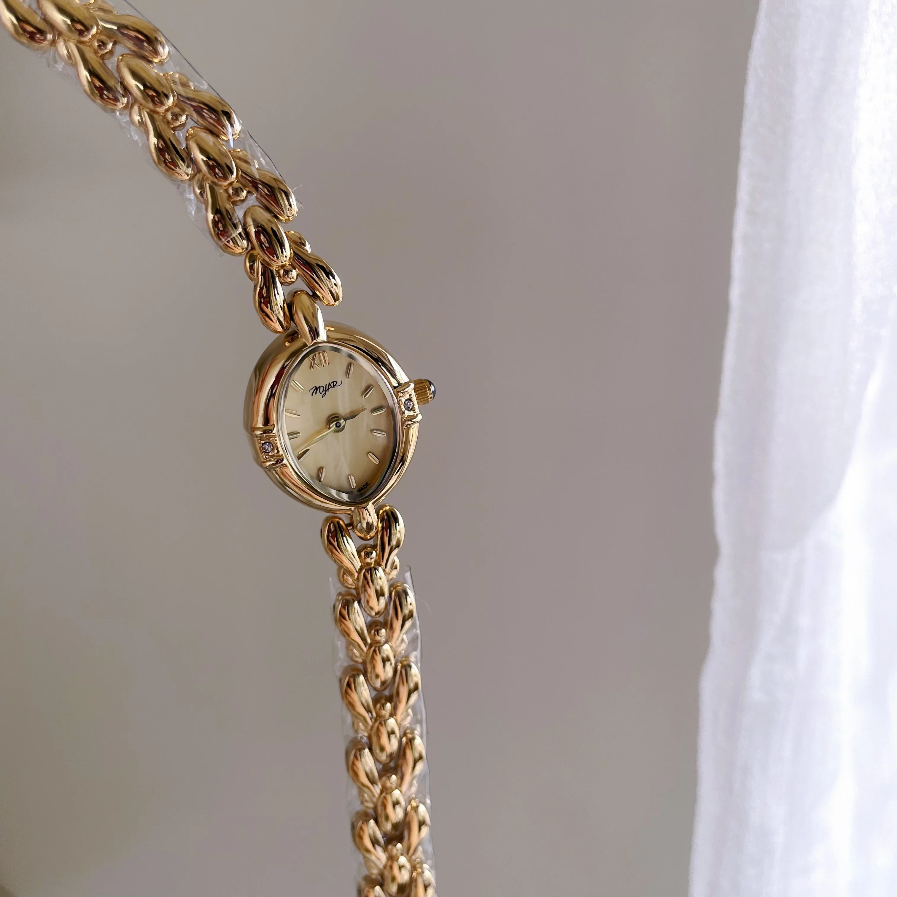 

Women's oval dial quartz watchsimple and elegantlight luxury, small gold watch2025 new authentic product, a good gift for women.