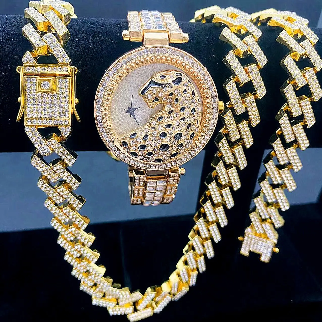 Ladies' cool European and American diamond encrusted watch bracelet with leopard dial quartz simple luxury gold watch for women