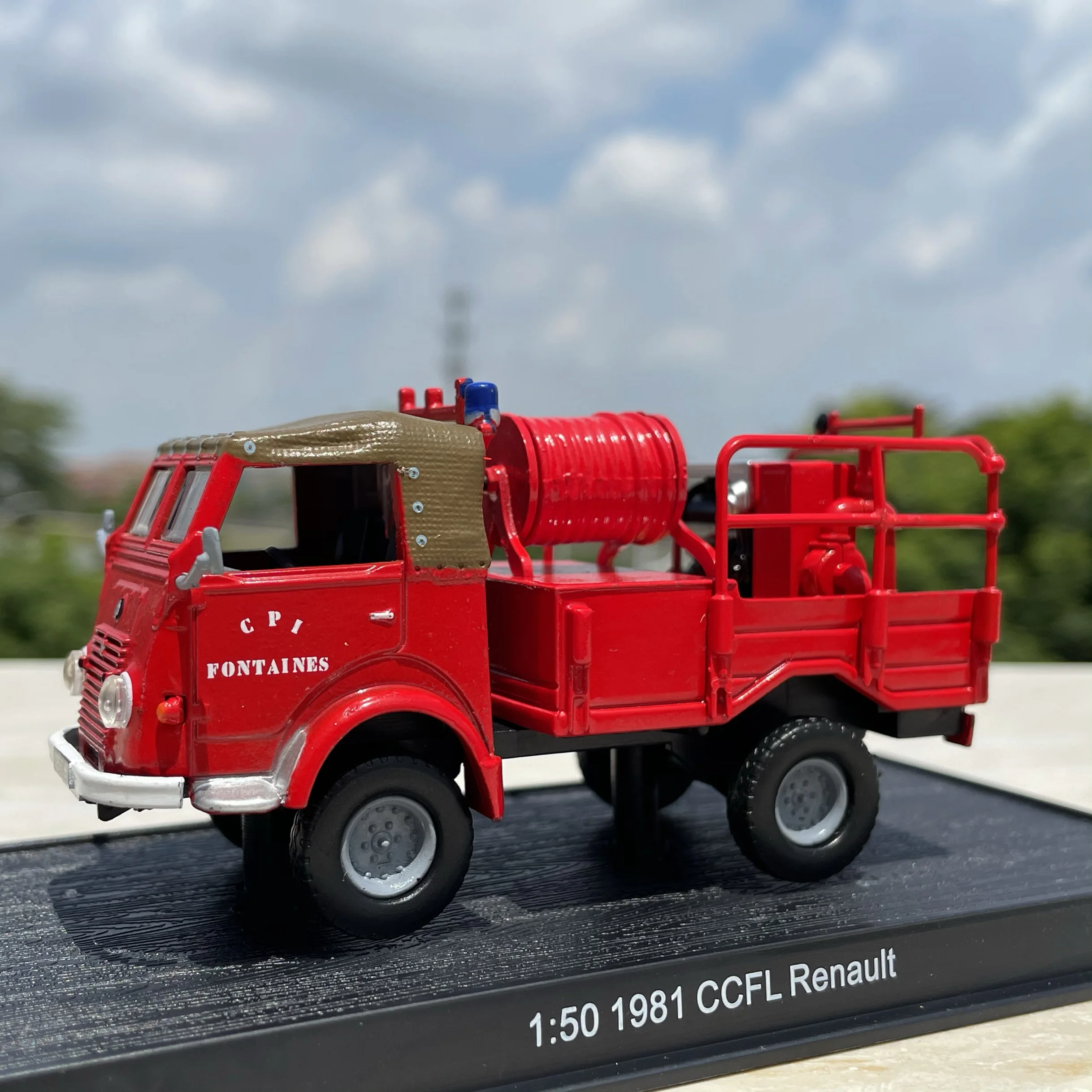 1:50 Scale Diecast Alloy 1981 CCFL Renault Fire Engine Toys Cars Model Classics Nostalgia Adult Gifts Souvenir Static Display