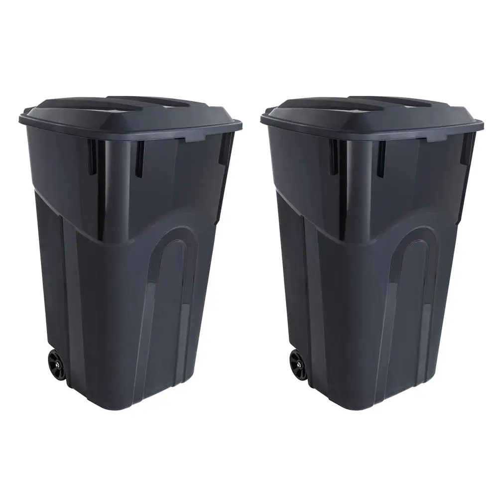 

Прочный пластиковый мусорный бак на колесах, 32 галлона, с прикрепленной крышкой, удобной ручкой, красными колесами, подходит для использования внутри и снаружи помещений