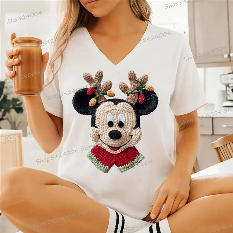 

Забавные рождественские персонажи аниме, вязаный крючком стиль, футболка с v-образным вырезом и принтом Микки и Минни Дональд Дак, футболки с героями мультфильмов, женская рождественская одежда