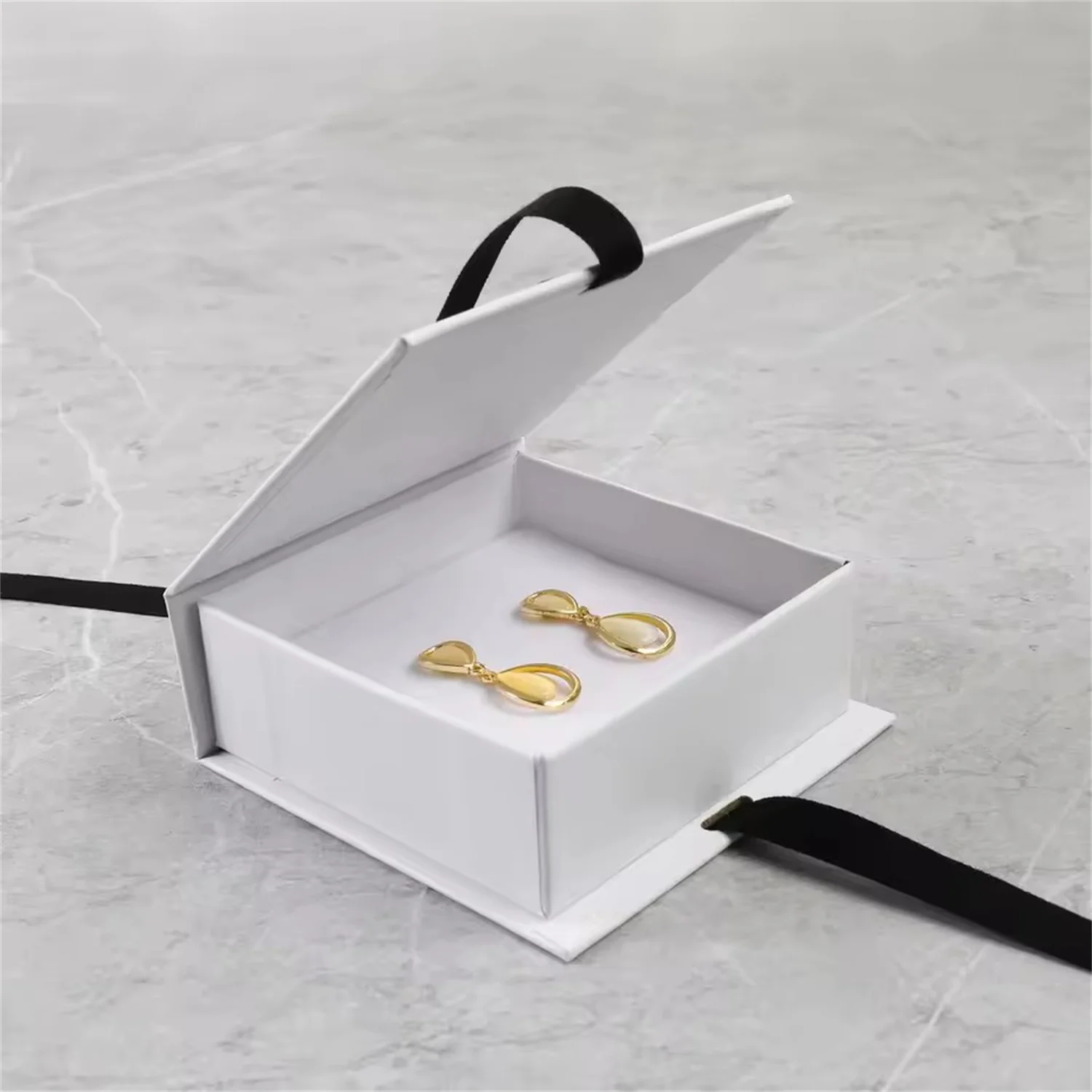 Wholesale Ribbon Flip Box Cardboard Jewelry Box with Foam Inside Necklace Bracelet Ring Ring Ring Ring Earring Box with Logo