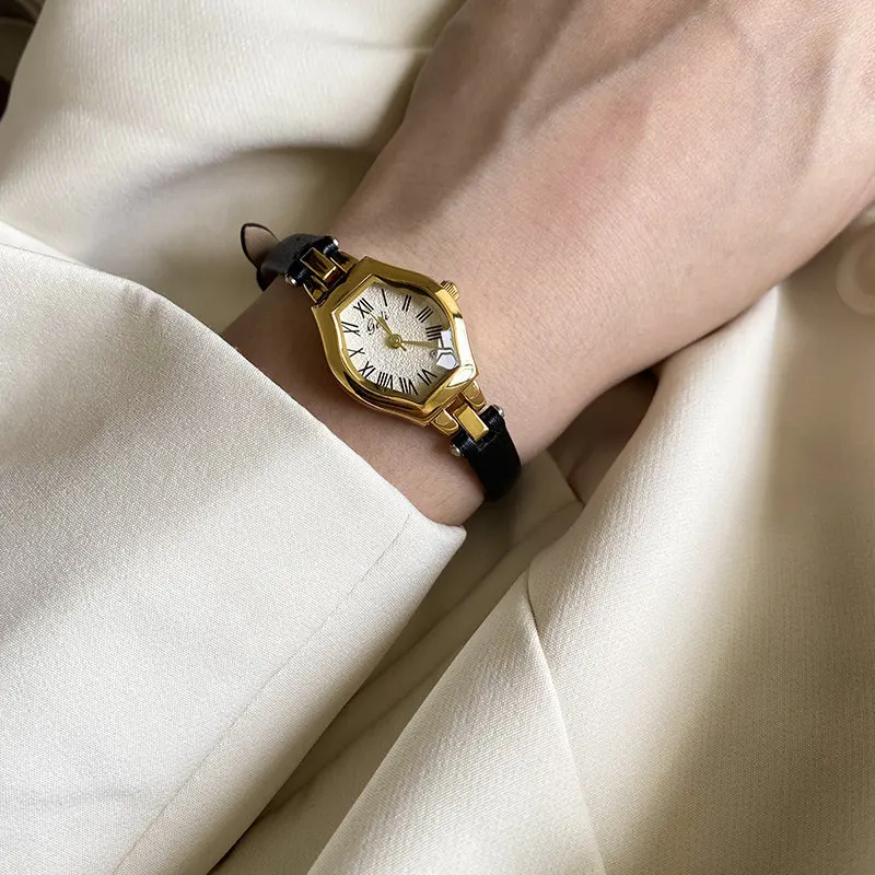 VintageLeather StrapWatchFor WomenMinimalist StyleSophisticated And Elegant With A TonneauShaped DialVersatile And Easy To Match