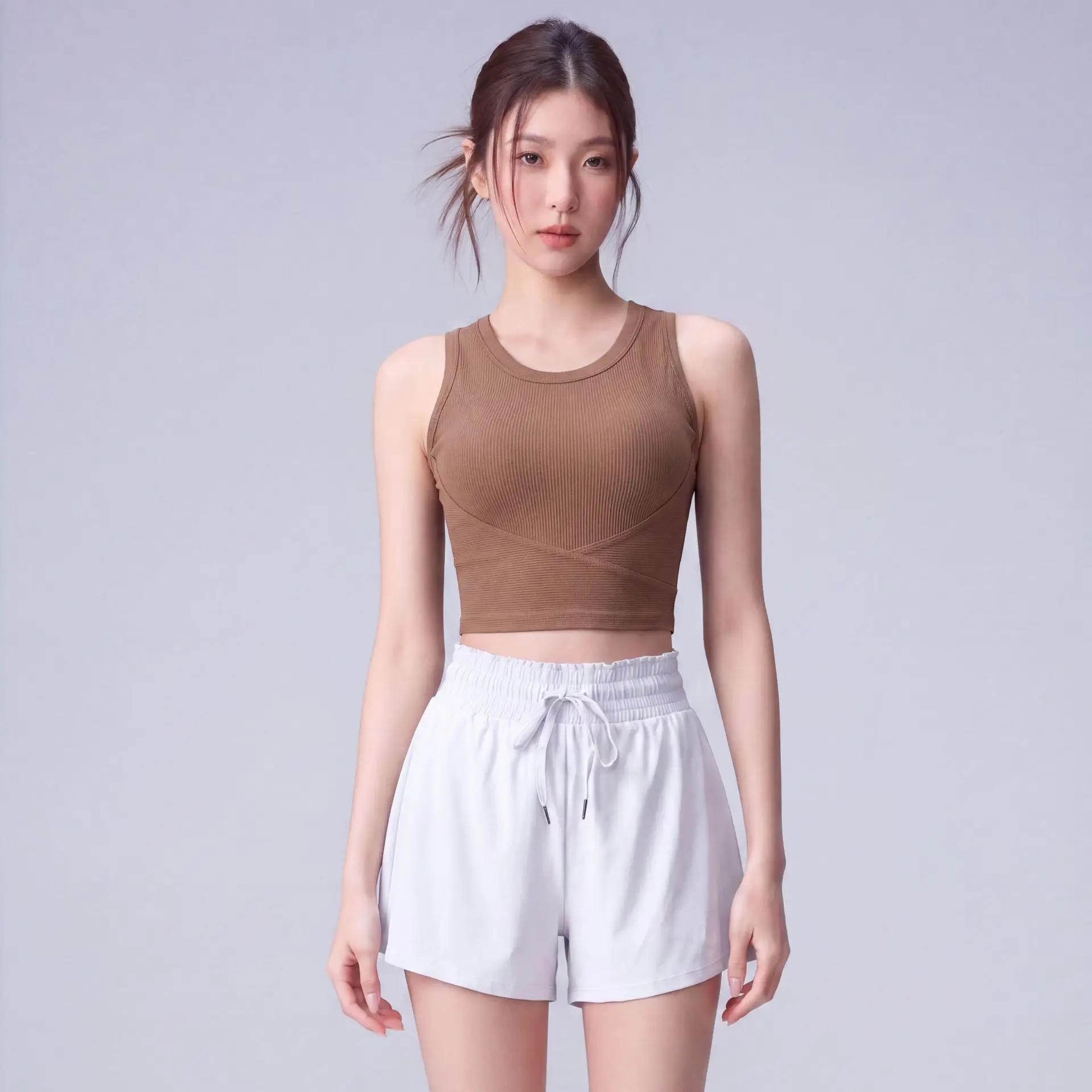 通気性のあるノースリーブ女性用ヨガセット、ワンピースカップタンクトップ、ハイウエスト無地ドローストリングショーツ、スポーツフィットネスジムセット