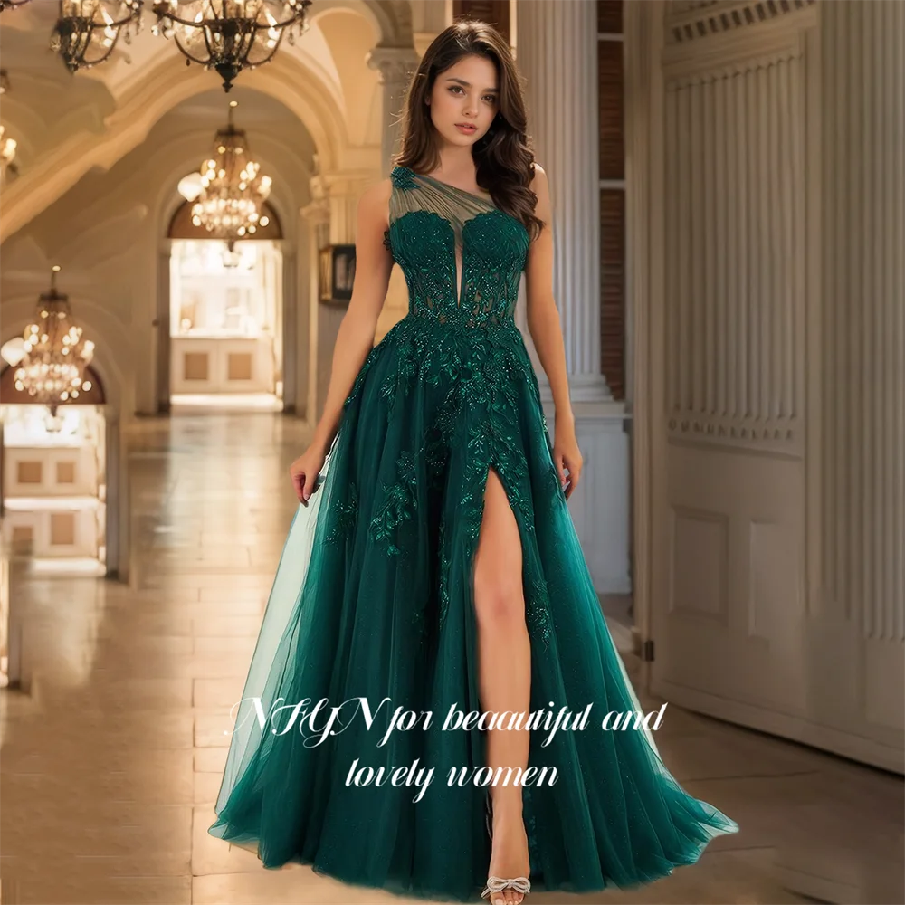 

NFYN Dark Green Long Net Party Dress A Line Strapless Night Dress Pleat Evening Gown with Appliques Lace Sweep Train Customized