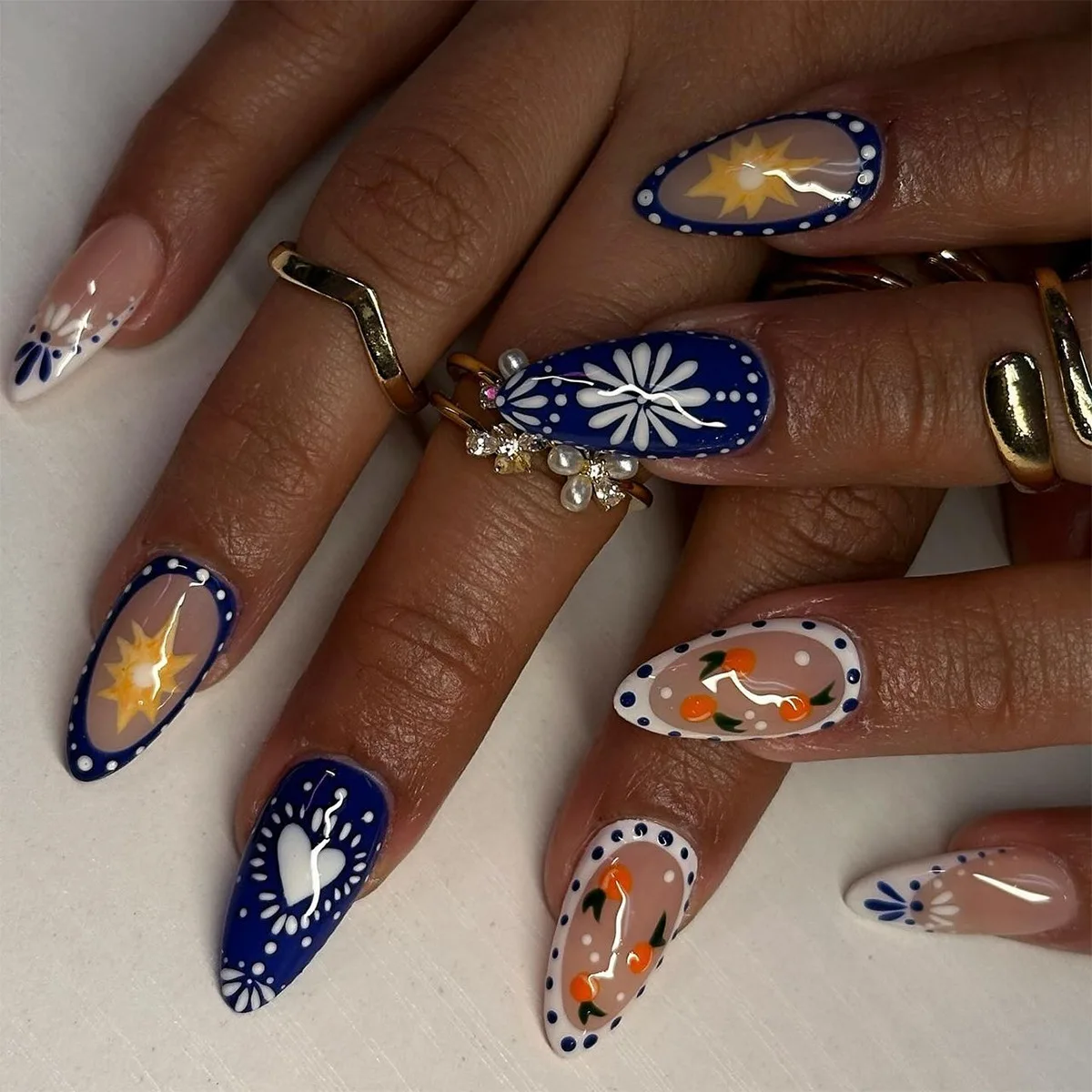 24 STKS Amandel Druk op Nagels met Liefde Blauw Wit Vuurwerk Bloemenprint Manicure Franse Zoete Kleur Ontwerp Verwijderbare Kunstnagels