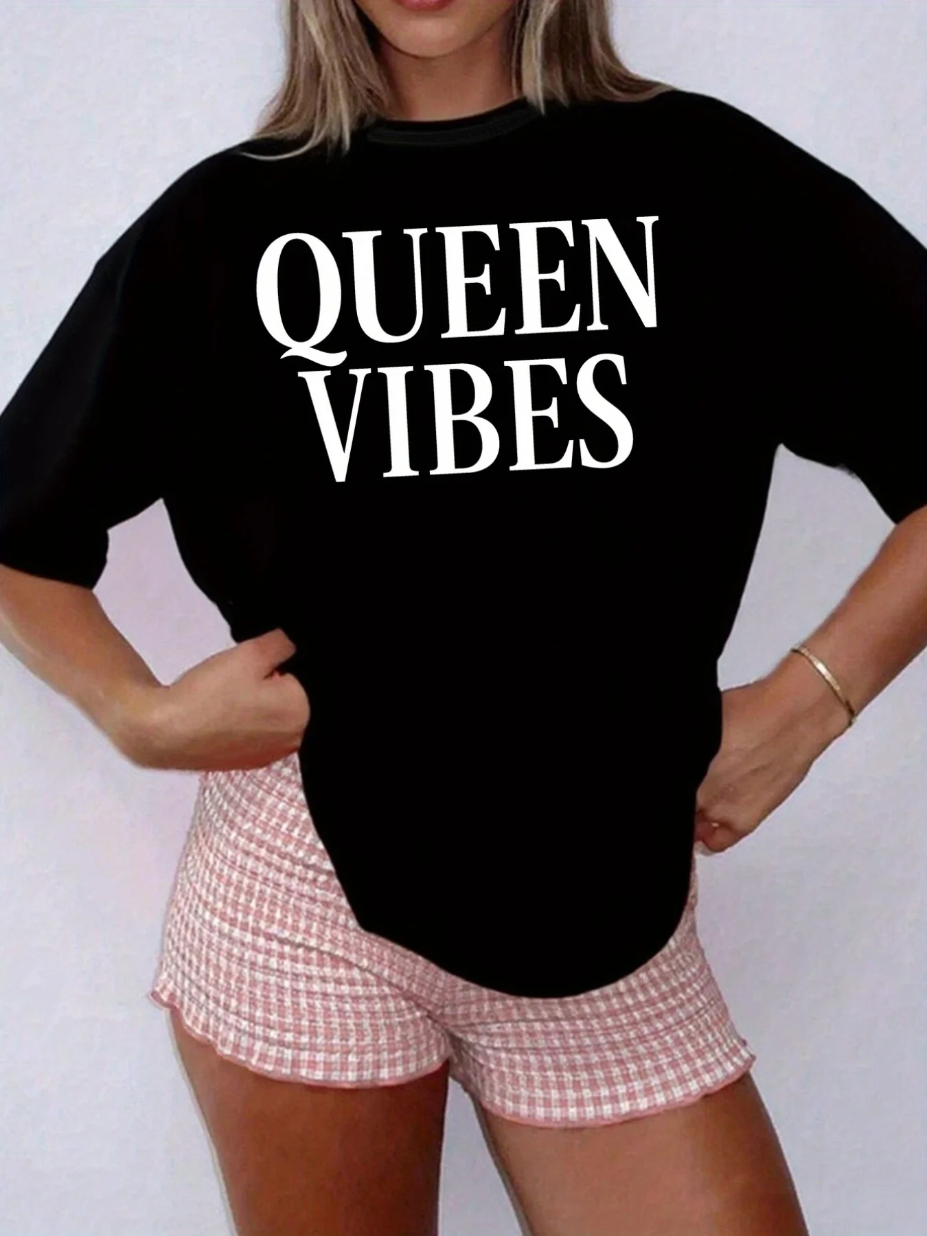 여성용 반팔 티셔츠 - 대담한 'QUEEN VIBES' 레터 프린트, 검정색에 흰색 글자, 세탁기 사용 가능 사계절 착용감