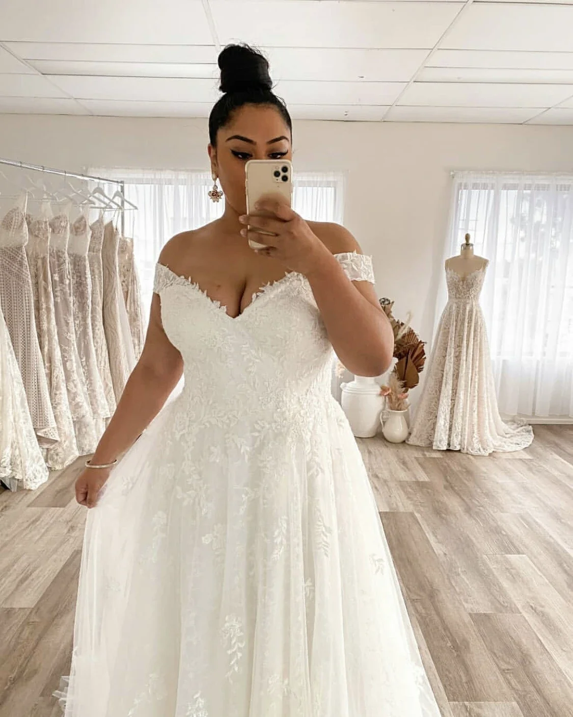 Customized  A-Line Off Shoulder Lace Applique Wedding Dress Tulle Backless Robe De Mariée Orienta Bridal Gown Custom Made