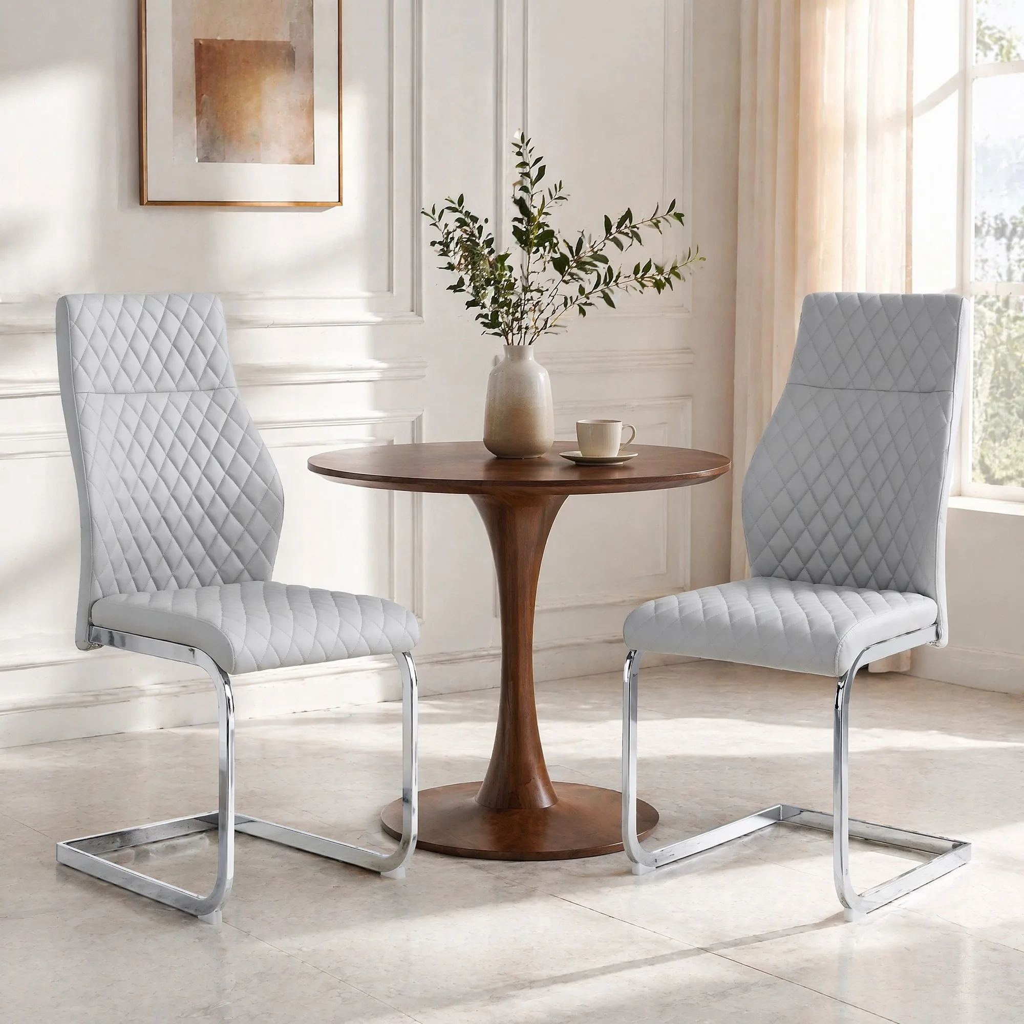 Ensemble de 2 chaises de salle à manger avec revêtement en cuir PU matelassé gris clair et structure en métal argenté, dossier haut et assise rembourrée