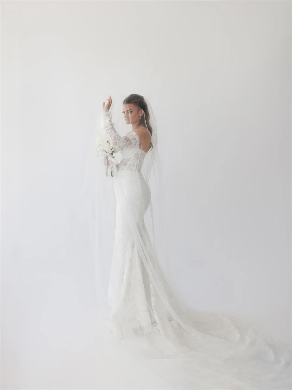 도쿄 맞춤형 화이트 오프 숄더 웨딩 드레스 레이스 긴 소매 신부 베일 섹시한 인어 코트 트레인 웨딩 드레스