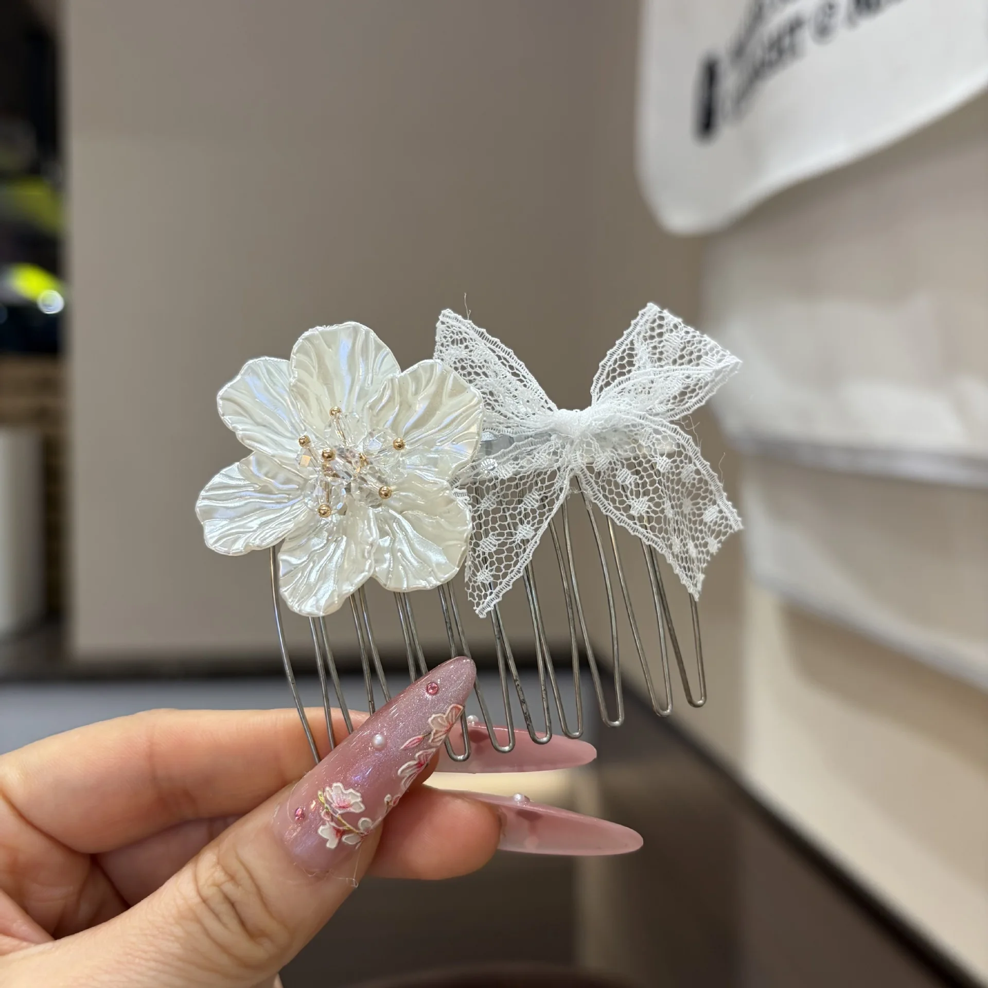 Fashionable floral pearl upside-down comb for women, high-end and versatile hair comb, new exquisite updo hair accessory view 4