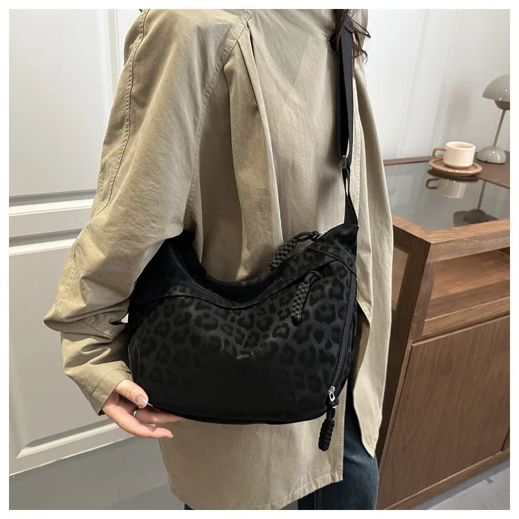Modische Damen-Umhängetasche mit Leopardenmuster, große Kapazität, Hobo-Umhängetasche für den täglichen Pendelverkehr, lässiges Outfit, Achseltasche – Detail 13