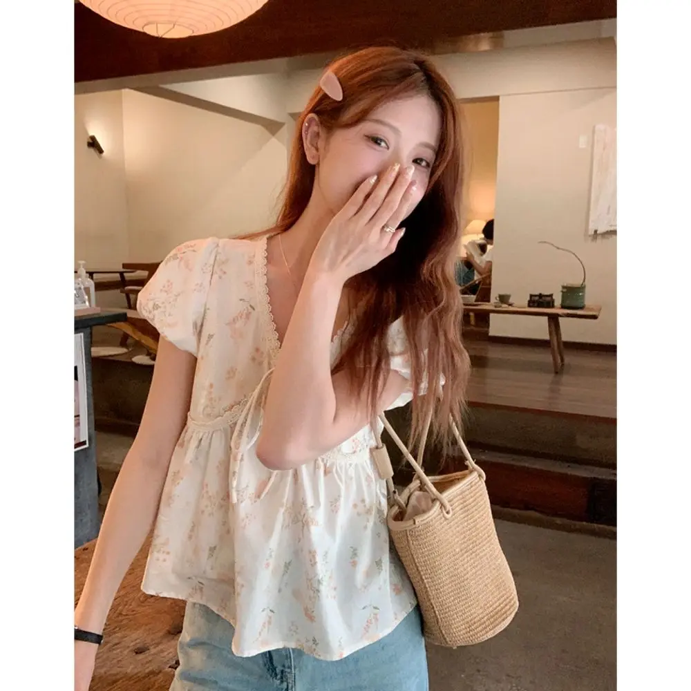 Kurzärmliges Temperament-Shirt-Oberteil mit Retro-Spitze und Blasenschnürung und Blumenspleißung