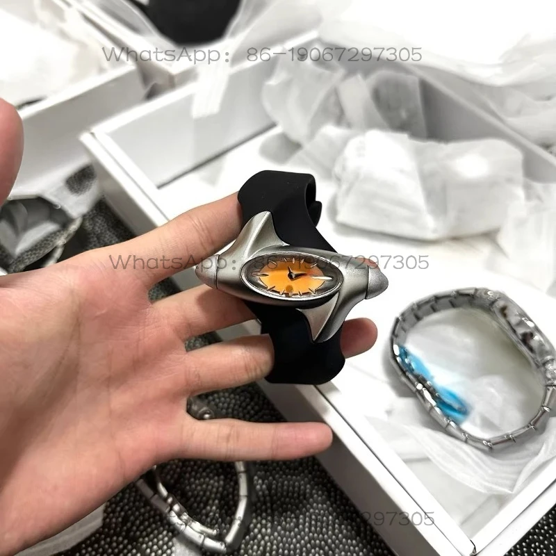 

Стандартные часы в стиле Y2K с профилированным корпусом, ретро-дизайн, модный тренд для мужчин и женщин, высококлассная нишевая модель.