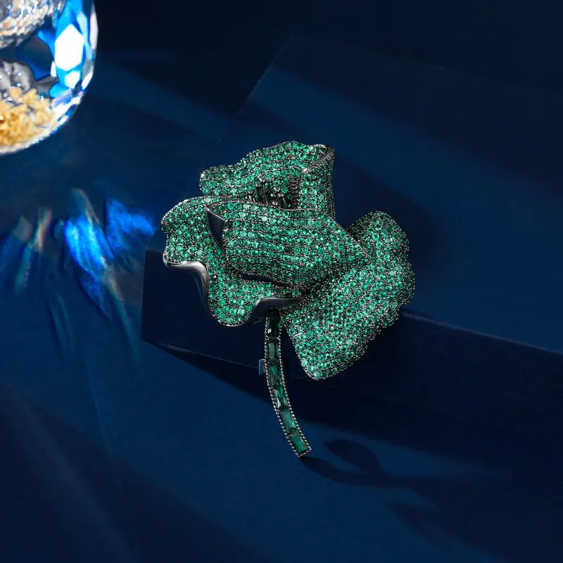 Accessori per abiti da banchetto di fascia alta ed eleganti, abbigliamento fisso da donna, senso del design, spilla a fiori tridimensionali