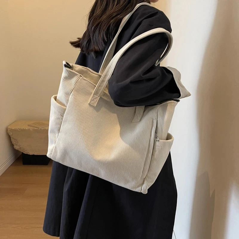 Modische gestreifte Samthandtasche, einfacher Stil, Cord-Umhängetasche, einfarbig, große Kapazität, Pendler-Damen-Einkaufstasche – Detail 6