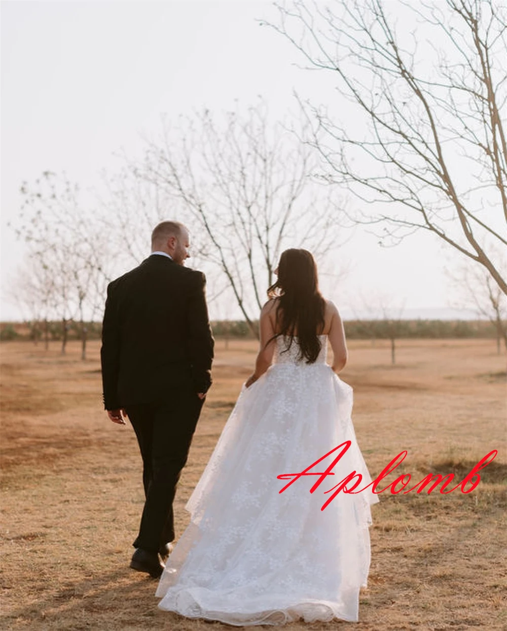 Gaun Pengantin Tulle Putih Kualitas Tinggi Kustom Gaun Pengantin Applique Tanpa Tali Temperamen Gaun Punggung Terbuka Kereta Kapel