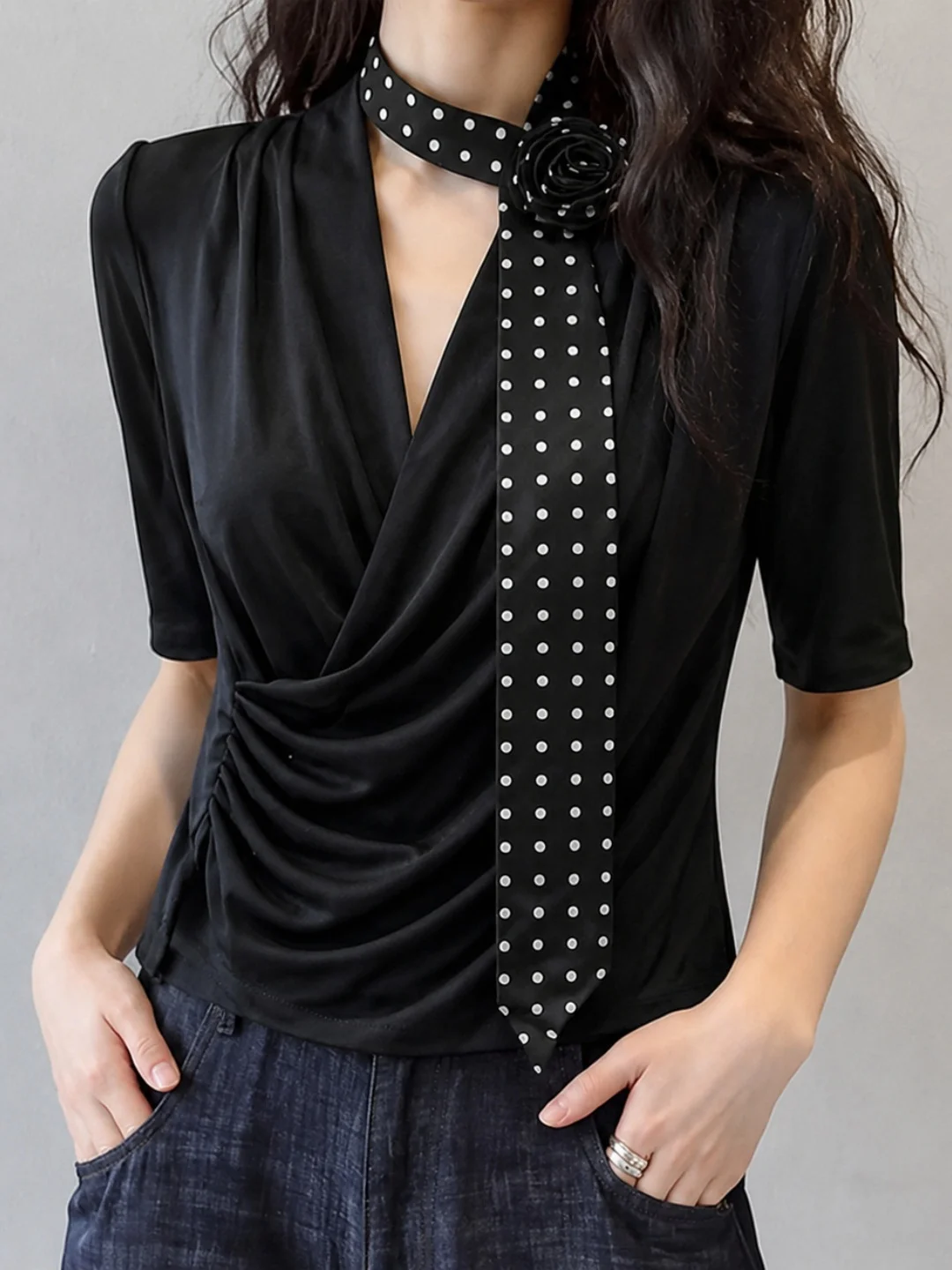 

Commute Style V-Neck Short Shirt Women's Checkered Sash Design Summer 2026 Korean Version Straight Cut Silk Top Floral