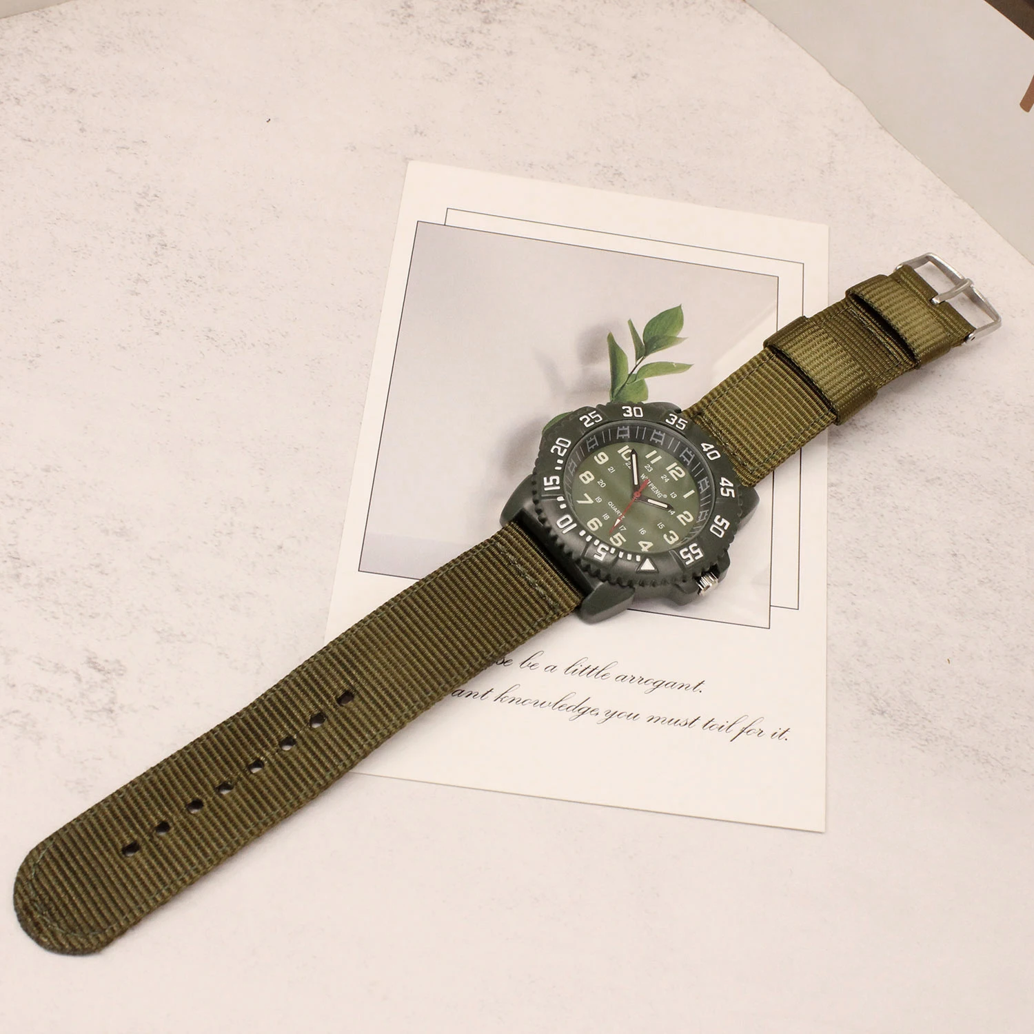 Fashionable simple watches for man canvas woven strap luminous green circular dial quartz watch relojes para hombres