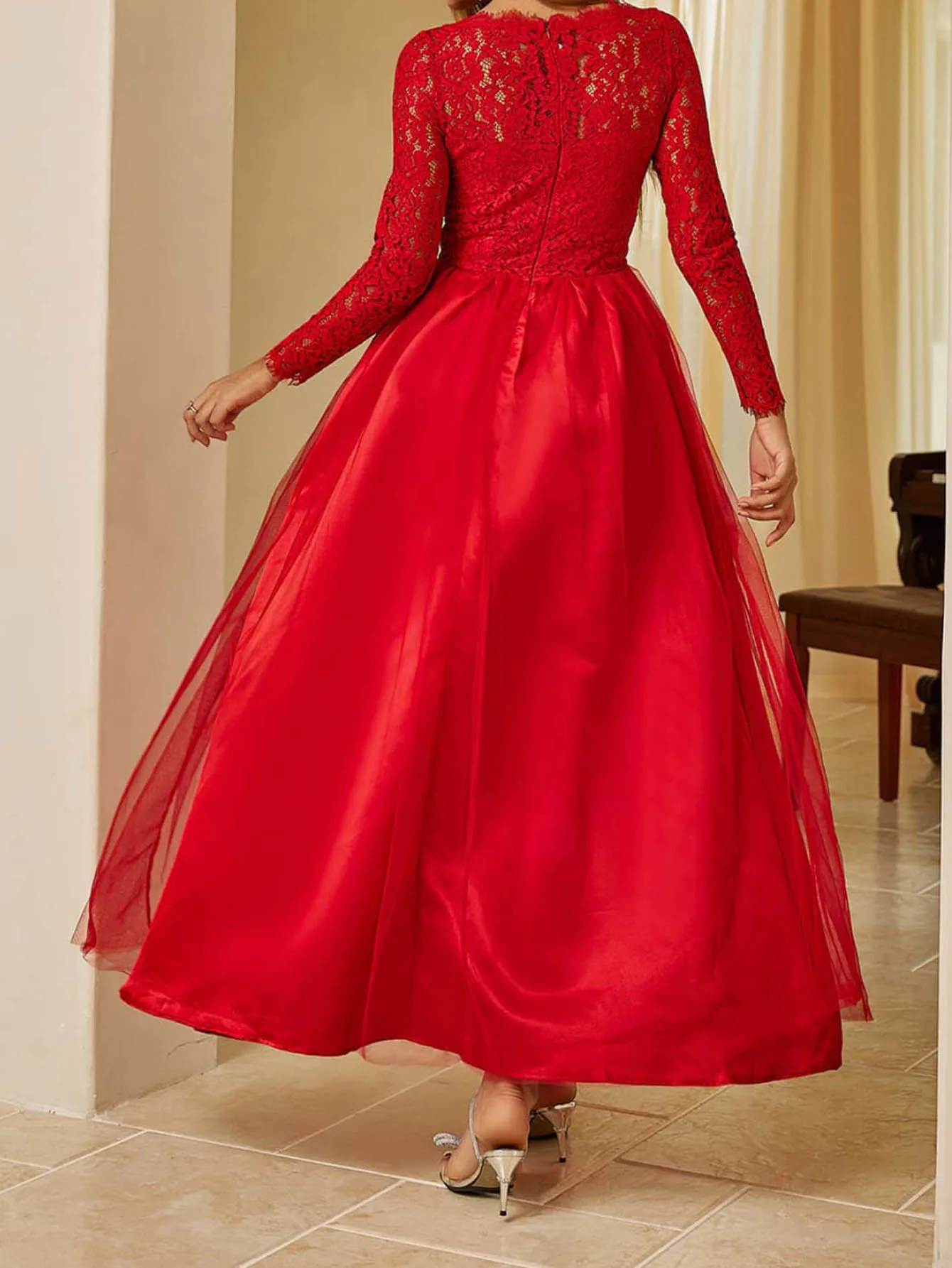 Abito da sera formale da donna in pizzo rosso a maniche lunghe elegante abito da damigella d'onore per invitati al matrimonio in chiffon con scollo a V 2024