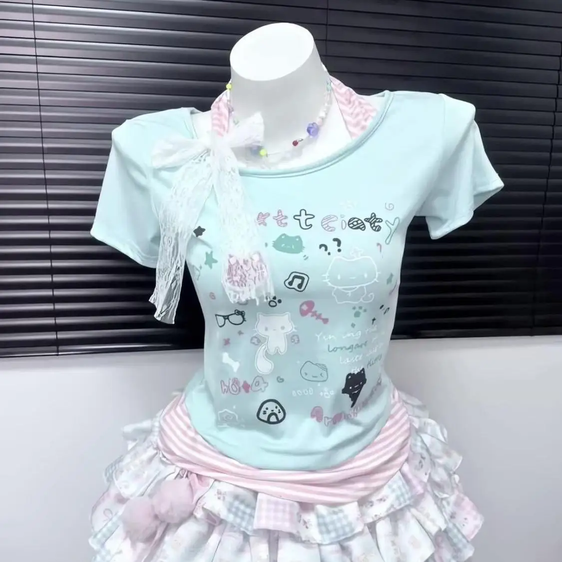 

Милые японские футболки-поло для женщин, имитация двухслойности, с мультяшными нашивками, в полоску, летние, женская одежда