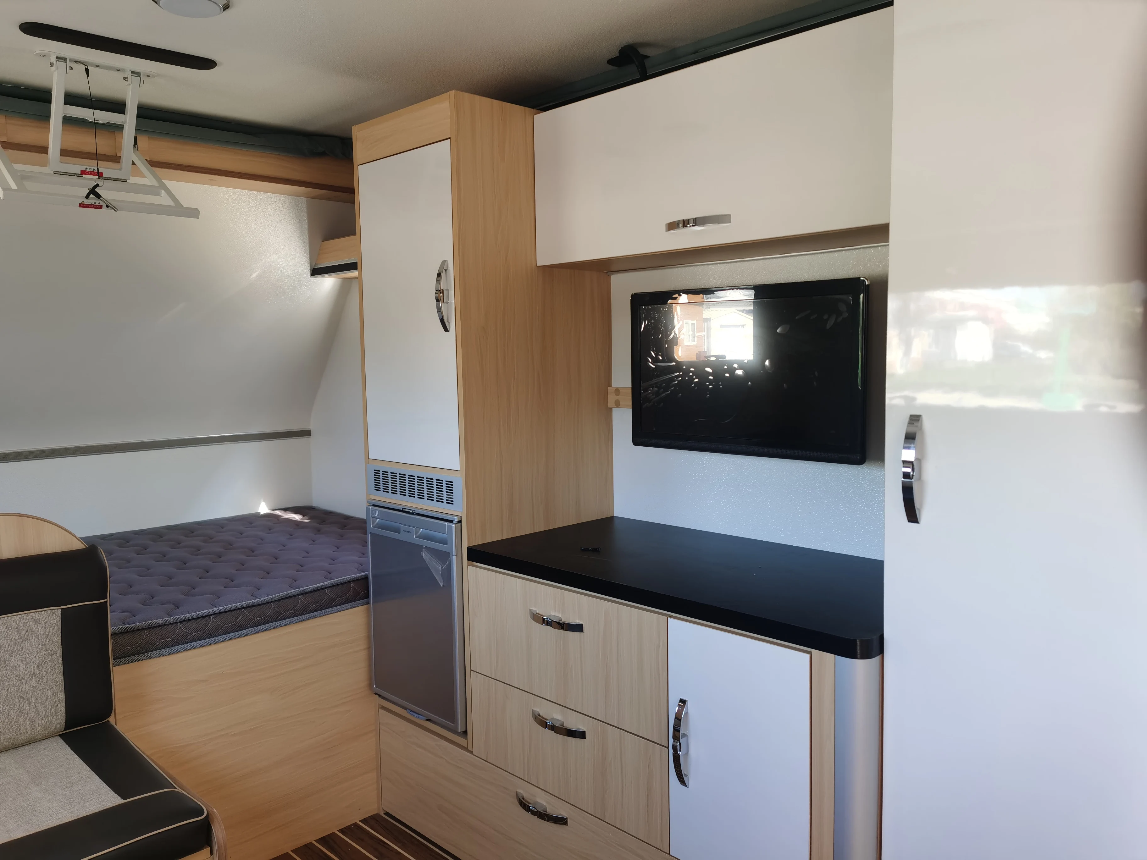 Lekki przyczepa kempingowa terenowa z wysuwaną kuchnią do podróży