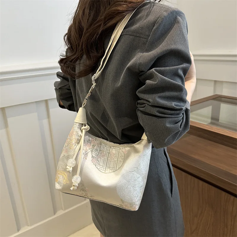 New Chinese Style Embroidered Small Bag for Women 2024 Summer Internet Popular Popular Versatile One Shoulder Crossbody Handbag