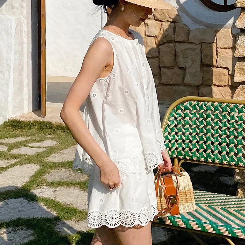 Conjunto de pantalones cortos franceses para mujer, chaleco con bordado hueco, Top + pantalones cortos de cintura elástica, conjunto de 2 piezas, traje de vacaciones en la playa de verano 2025