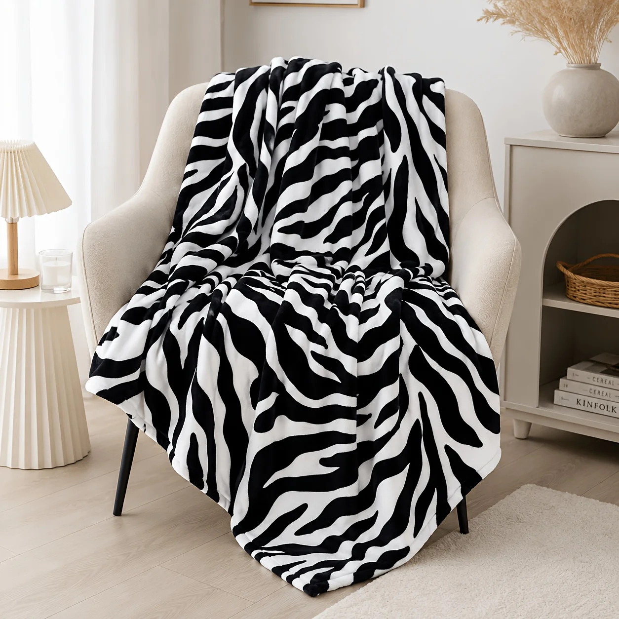 Luxury Zebra Print Flannel Blanket Throw Polyester Plush Cozy Sofa Couch Decor Accent Blanket Winter Gift for Bed Lounge Seating