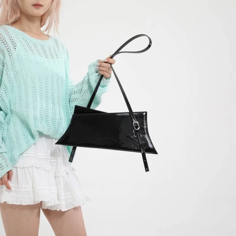 حقيبة ماسنجر نسائية مصنوعة من جلد الماعز تتميز بمظهر يومي عالي الجودة كاجوال أنيق وخفيف الوزن ​