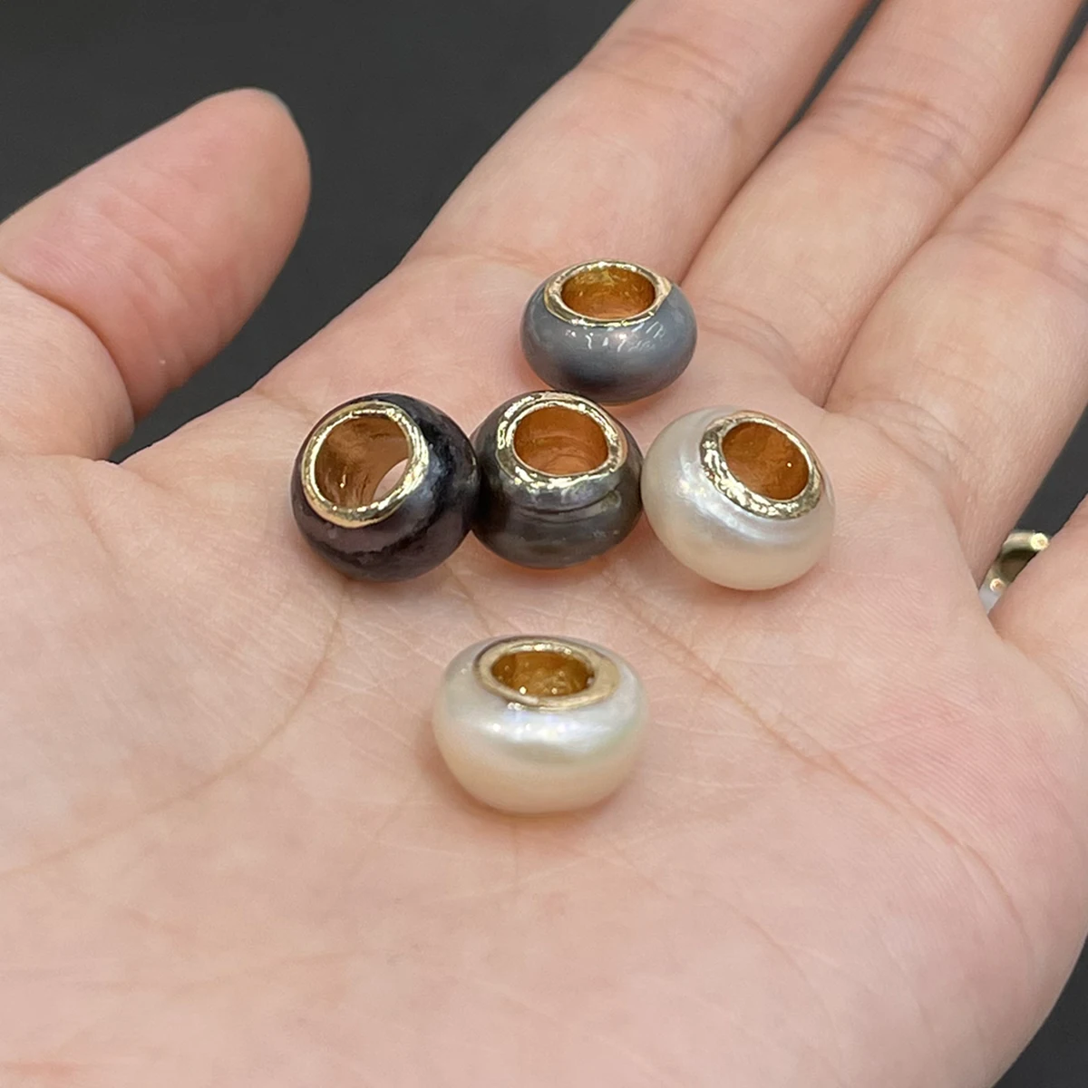 2 Stück natürliche Süßwasserperlen mit großem Loch, 12 x 13 mm, zum Basteln von Schmuck, für DIY-Halsketten, Armbänder, Ketten und Ohrringe. – Detail 1
