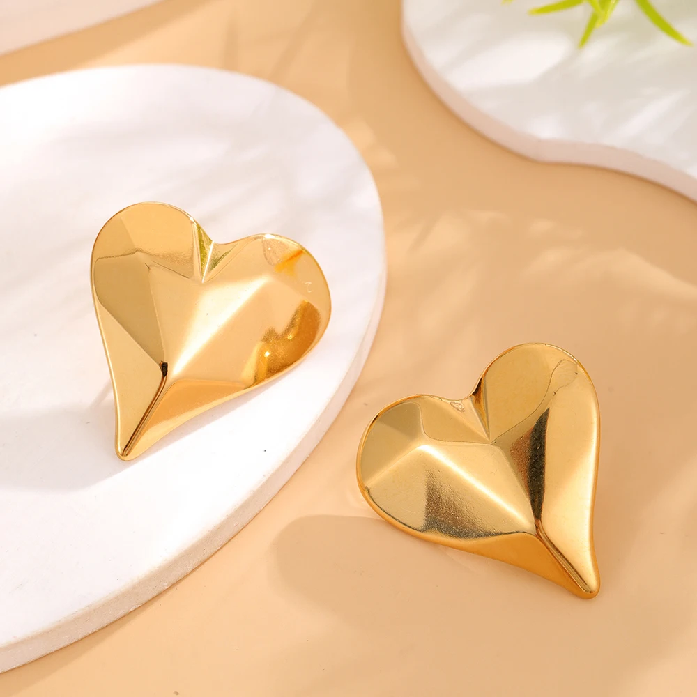Orecchini a bottone con cuore scintillante in acciaio inossidabile dorato di vendita caldo Orecchini di gioielli di lusso per compleanno di Natale da donna all'ingrosso