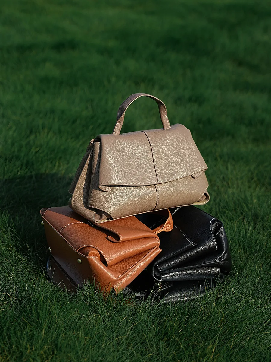 

Ultra Light Luxury Women's Shoulder Bag Fashionable New Style Commuting Crossbody Bag for Girls High Quality