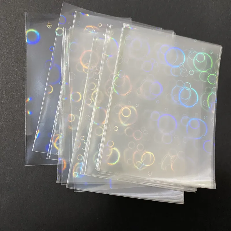 100 Buah/Set Pelindung Lengan Kartu Berkedip Film Pelindung Holografik Laser Foil Gelembung untuk Penutup Perisai Tempat Kartu Papan