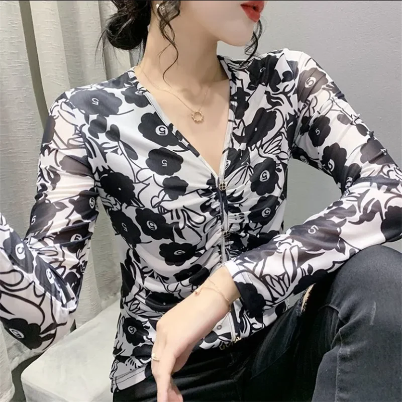 Trendy Women Tshirt V-neck Patchwork Top Mesh Printed Blous Long Sleeved T-shirt Pleated Slim Fit Base T-shirt Female Tees
