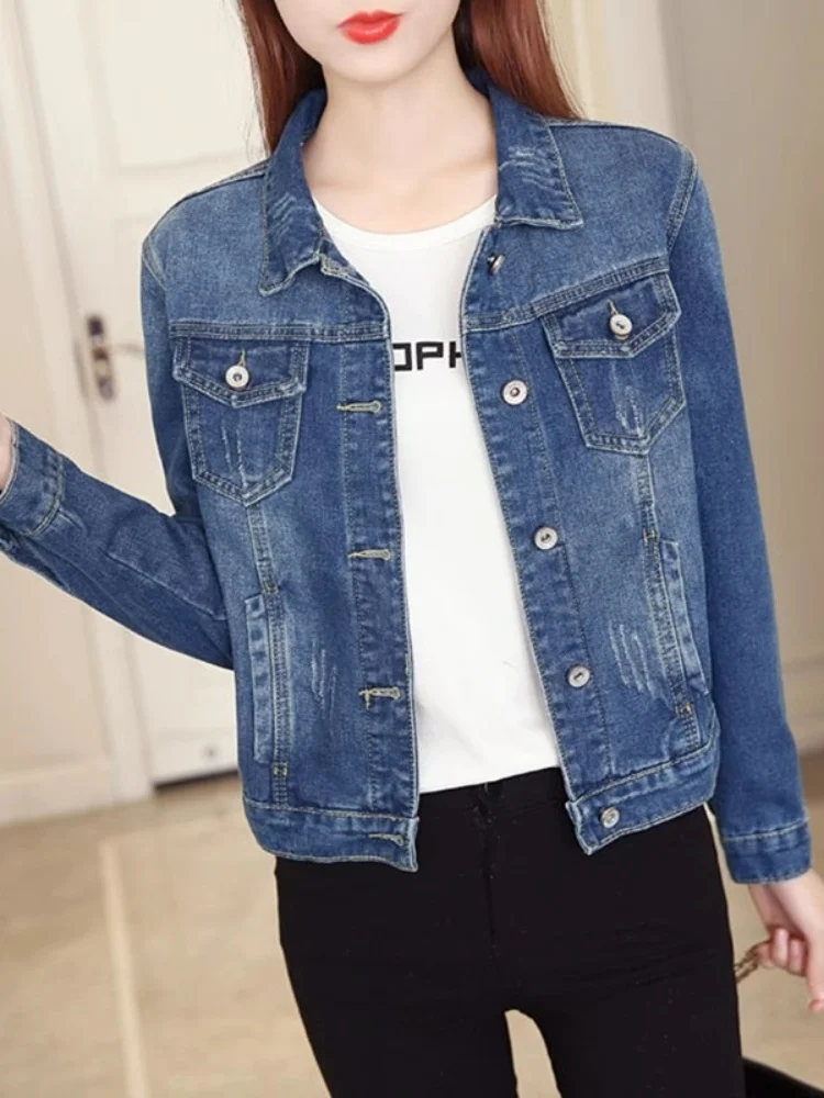 

Весна 2023. Женские облегающие джинсы или джинсы Jaet больших размеров. Универсальный верх на пуговицах. Длинное пальто со светом и деталями.