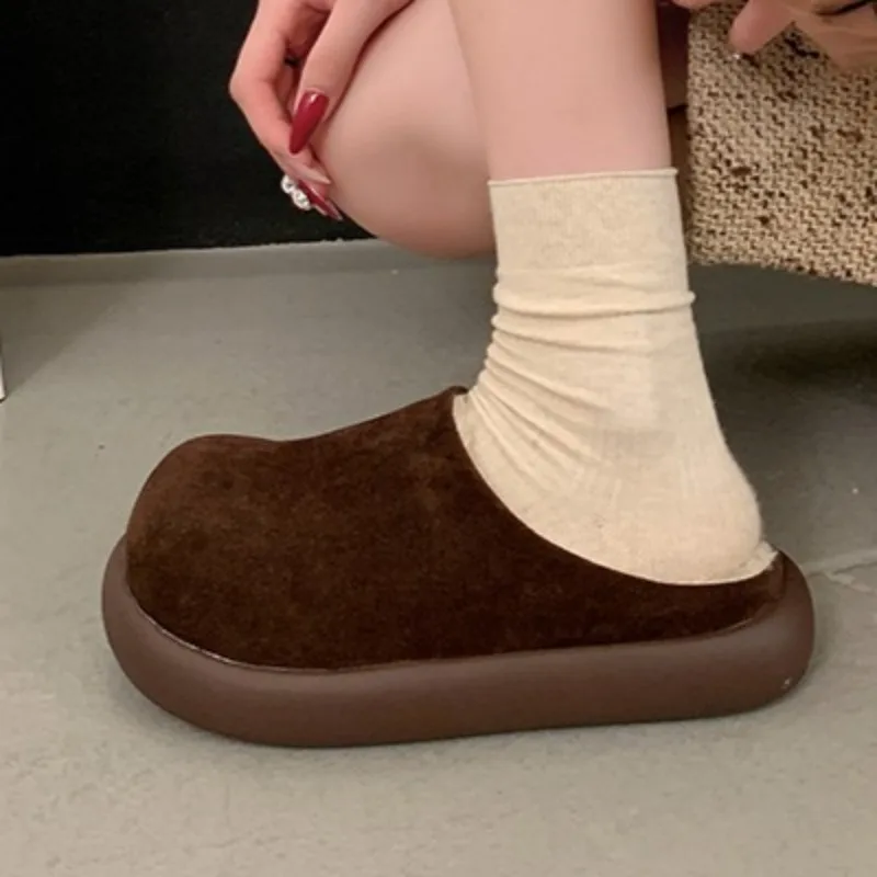 فاخر جولة تو المرأة أحذية قطنية 2025 الشتاء المنزل اليومي عدم الانزلاق قصيرة أفخم نعال تدفئة مريحة المشي السيدات البغال