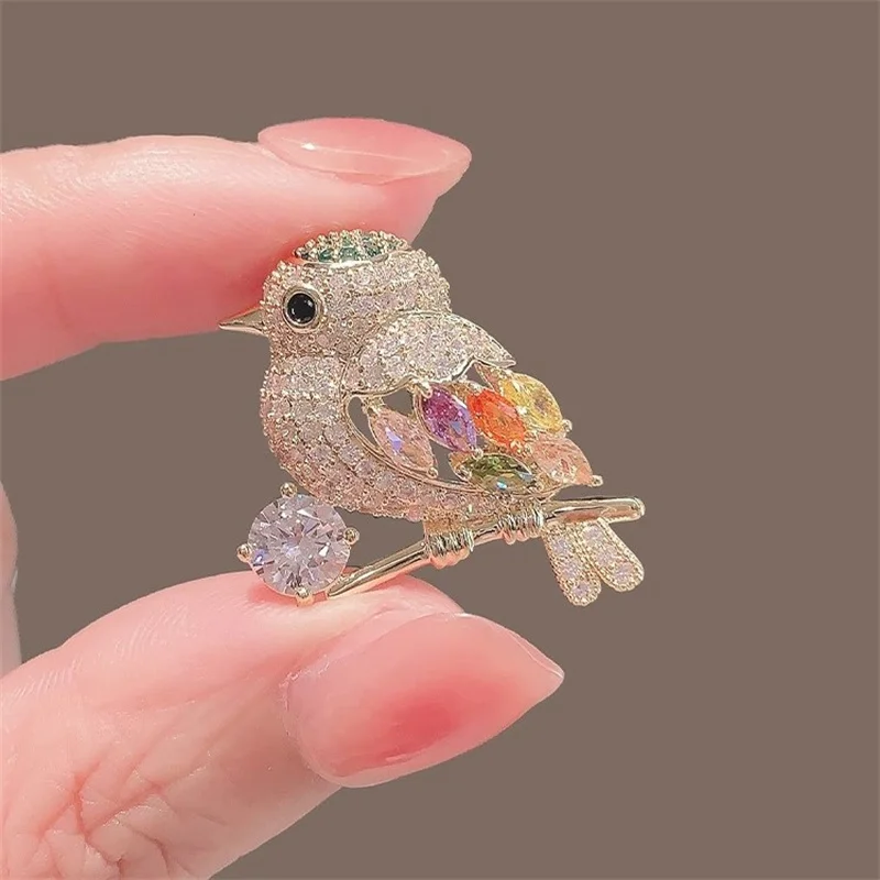 Elegante niedliche Vogel broschen für Frauen Unisex glänzende Strass Zirkon Emblem Biene Schmetterling Corsage Abzeichen Anstecknadeln Schmuck Geschenk – Detail 3