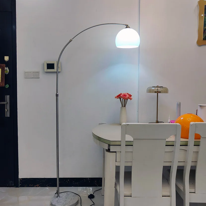 Lámpara de pie simple, sofá de sala de estar, lámpara de mesa grande vertical de lectura con control remoto de lujo, lámpara de pie LED de estudio